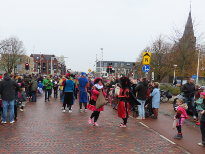 912291 Afbeelding van het begin van de optocht tijdens de intocht van Sinterklaas aan het begin van de Meerndijk te De ...